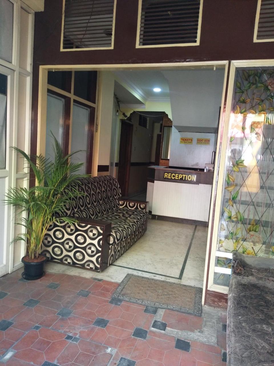 C.B Deluxe Lodge Bangalore Exterior foto